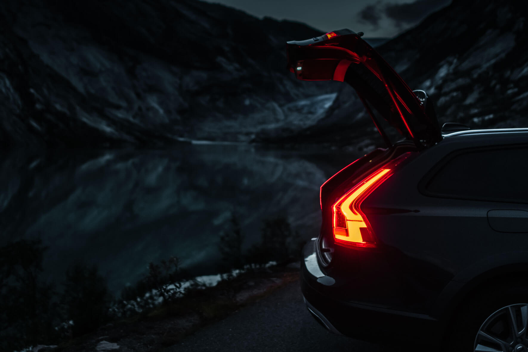 Volvo V90 Cross Country and lake in Norway