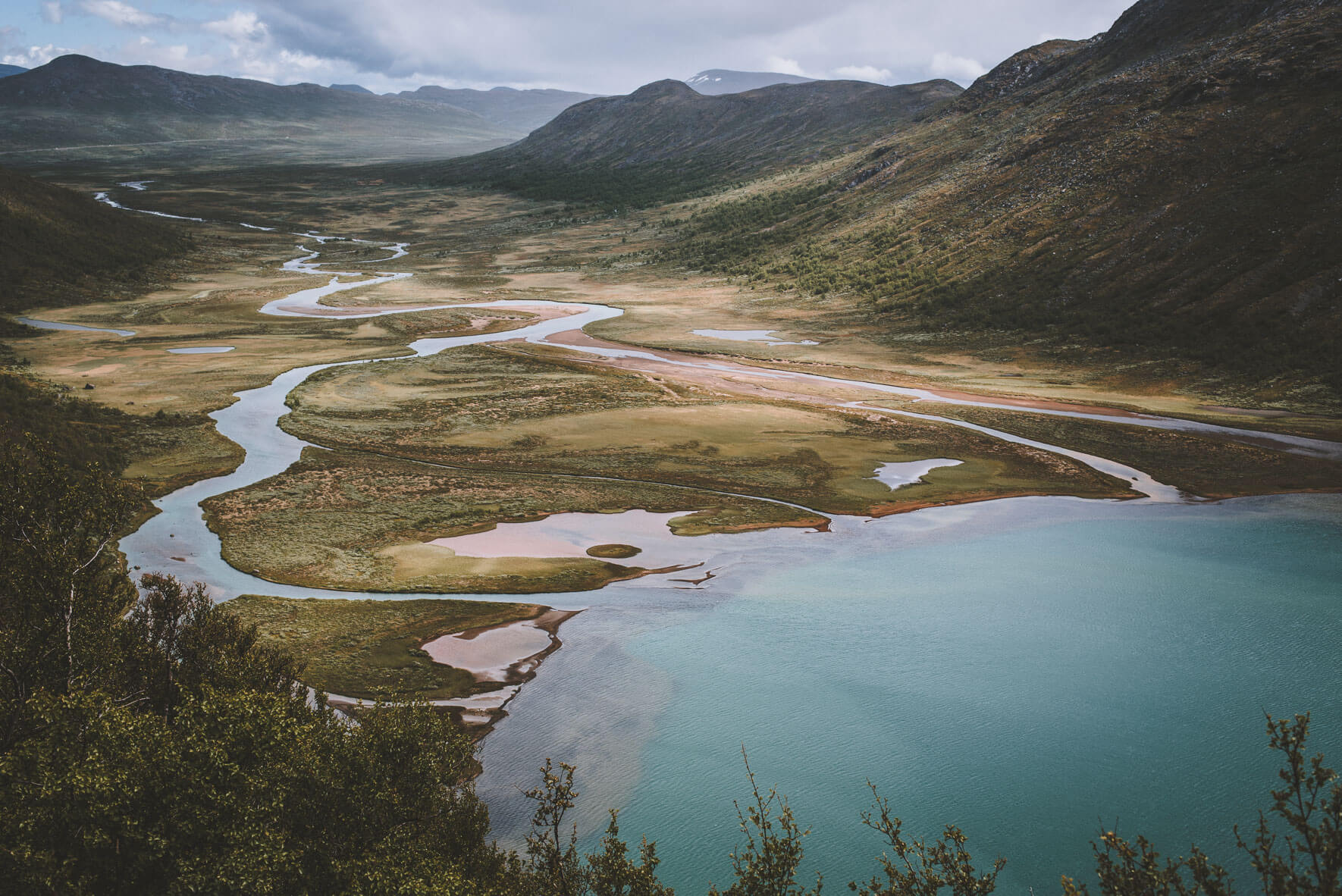 Leirungåse river and lake Øvre Leirungen seen from Knutshøe mountain ridge in Norway